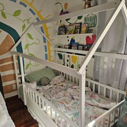 Kid's White House Bed