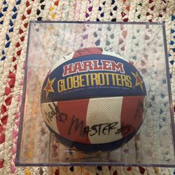 HARLEM GLOBETROTTERS SIGNED BASKETBALL 🏀 &  GLOBETROTTERS JERSEY #14. HANDLES 
