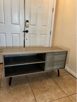 Entertainment/ TV Stand