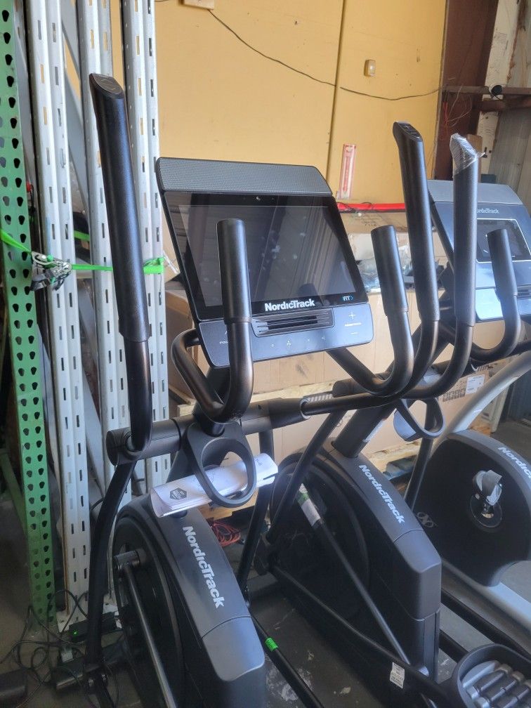 FULLERTON- Nordictrack Airglide 14i Professional elliptical - 650$