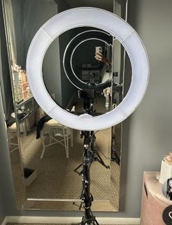 NEEWER RING LIGHT