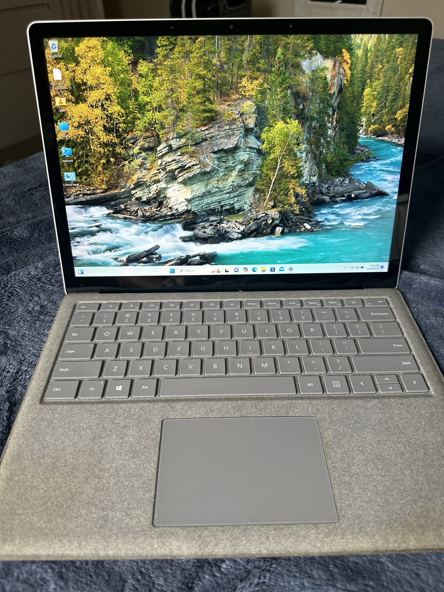 Microsoft Surface Laptop, Core i7 / 8GB RAM / Windows 11 Pro / 13.5” Touchscreen