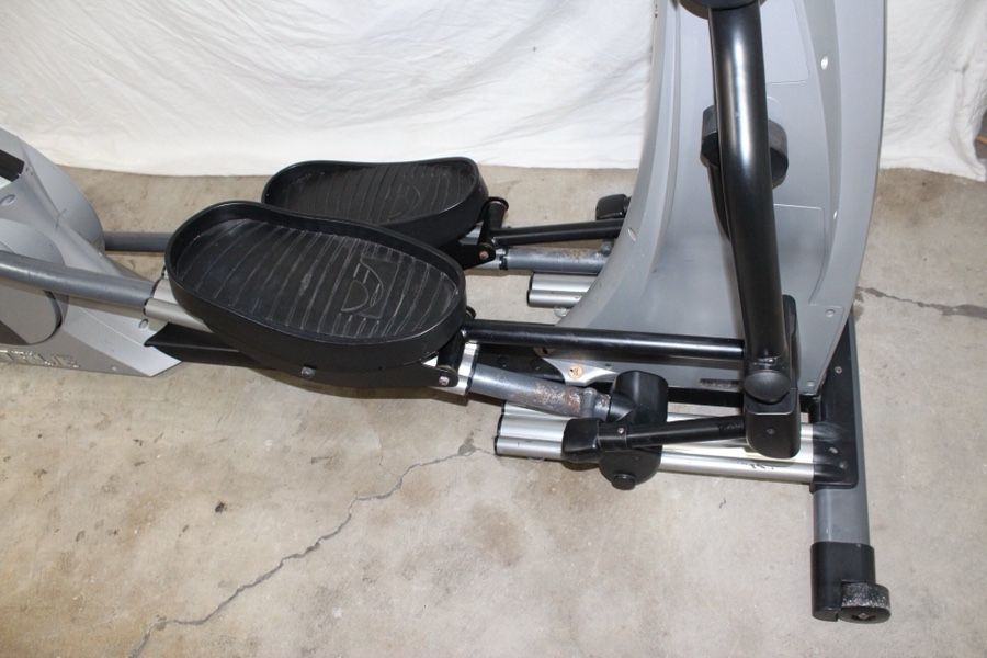 TRUE Z7 Elliptical Cross Trainer Commercial Grade Exercise Machine Gym