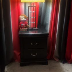 Black nightstand with lamp