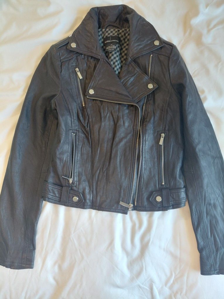 Leather jacket, moda international.