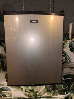 SANYO Mini Fridge – Great Condition – $90 OBO
