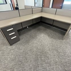 Office Desk/Cubicle With Partition Panels
