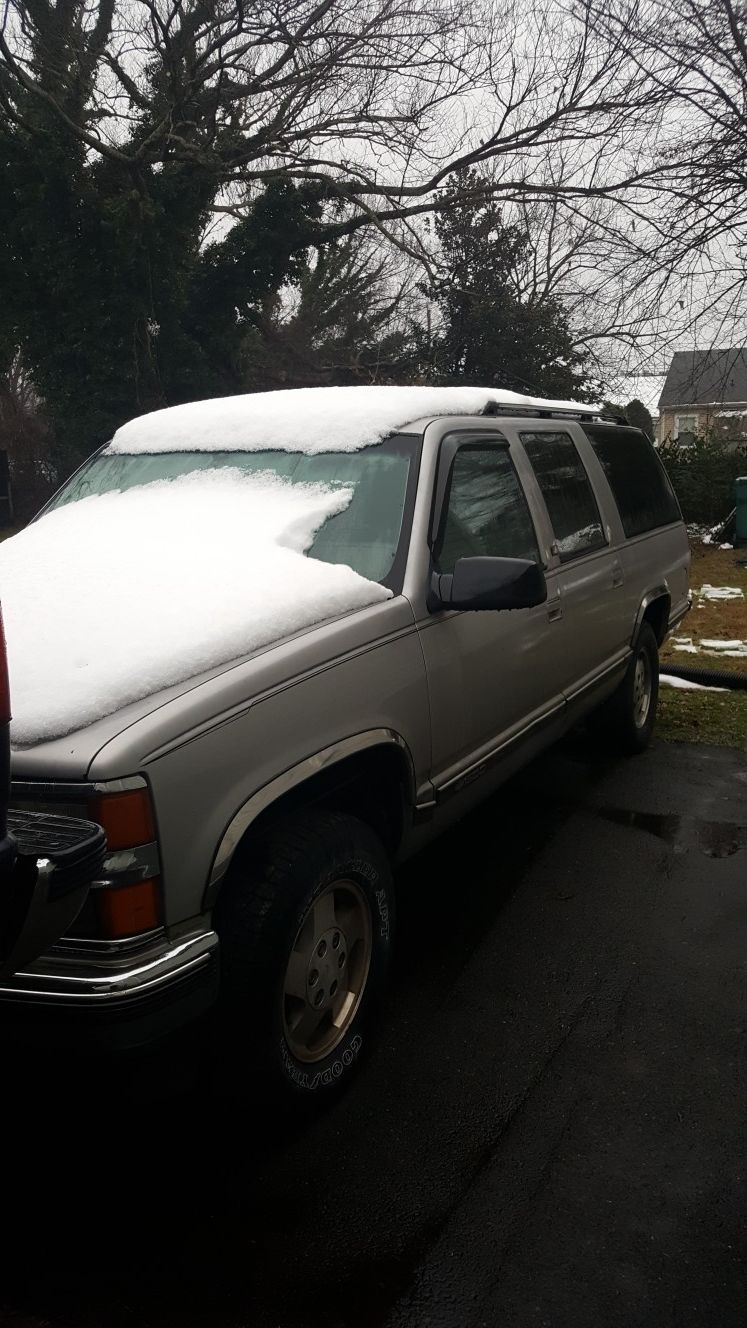 1994 Chevrolet Suburban 4 wheel drive, a lot of good parts. For parts only.