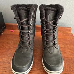Helly Hansen Garibaldi V3 Boots - Men's 9 like new condition