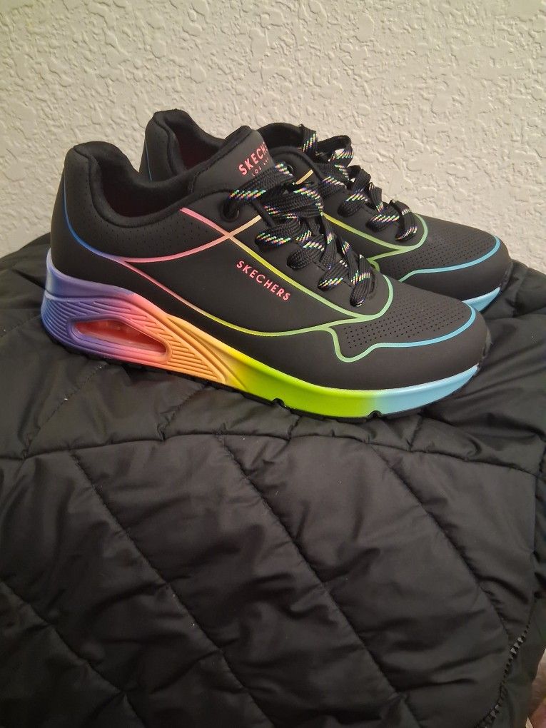 Womens Skechers Size 7