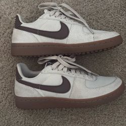 Nike Women's Field General SE Sneaker - size 6