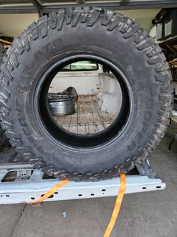 285 70 17 Cooper Discoverer tire