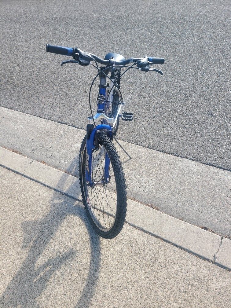 TREK 820 MOUNTAIN BIKE Bicycles