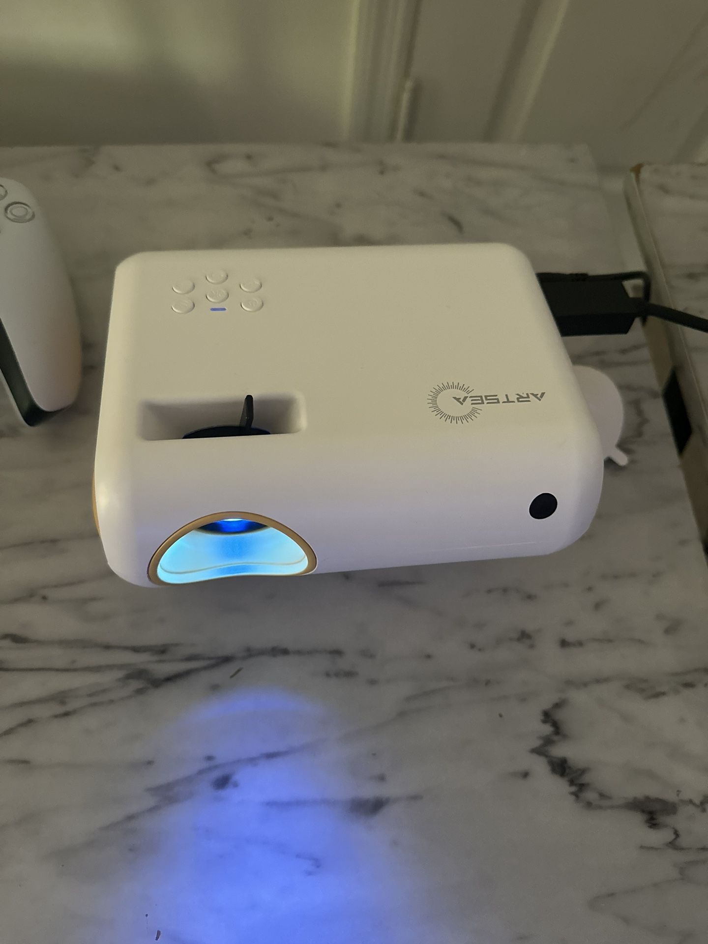 Projector and white screen EXCELLENT CONDITION