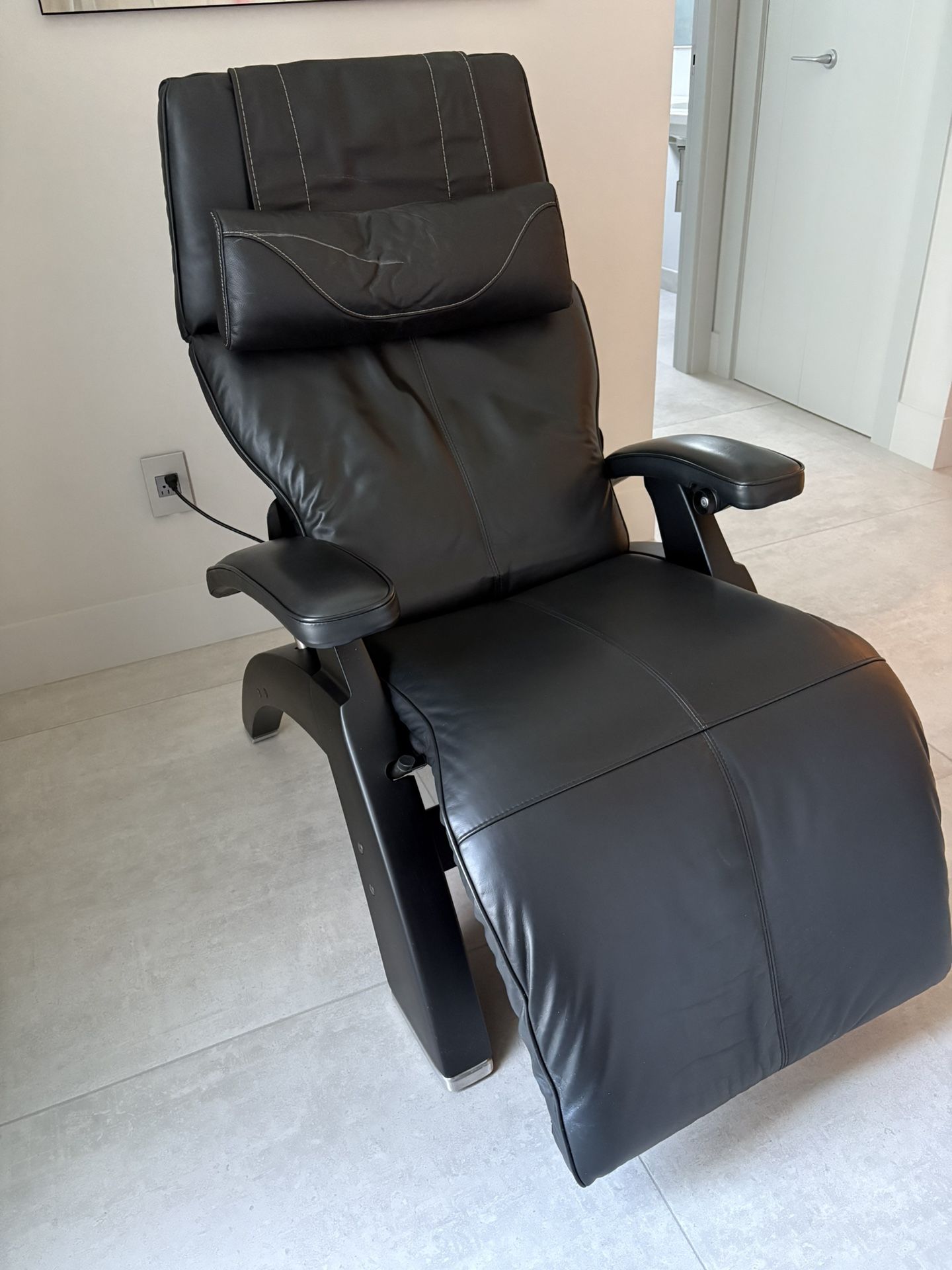 Human Touch Perfect Chair PC600 Electric Zero Gravity Recliner Black Leather
