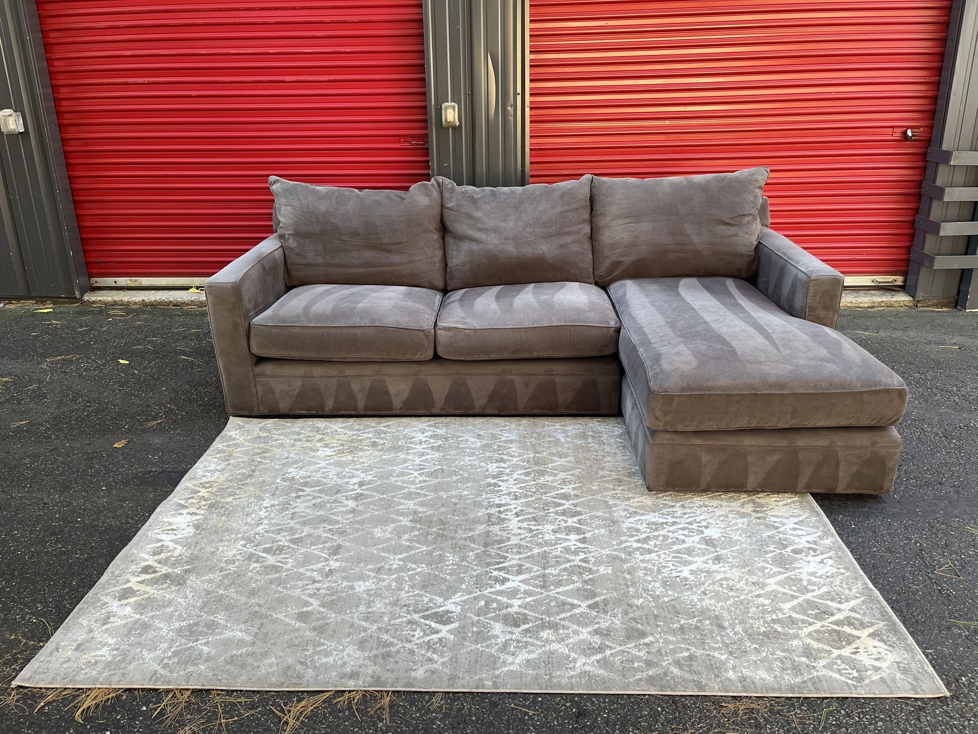 Sectional Couch!! Delivery Available 🚚!! Dimensions: 102” Length x 31” Height x 41” Depth( 64” Depth Chaise)