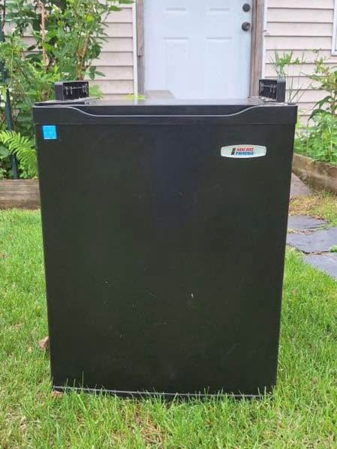 MicroFridge MHR-2.7E Mini Fridge – Good Condition
