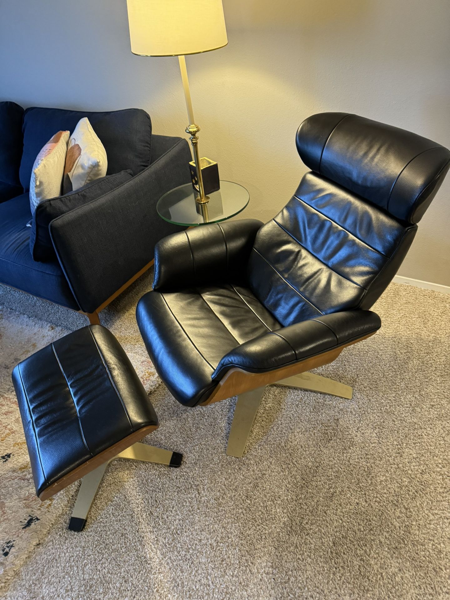 Macys Leather Chair And Ottoman for Sale in Seattle, WA OfferUp