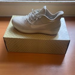Kobe A.D Light Bone/White Pale Grey 5.5y