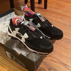Womens/Girls Size 8 Under Armour Soccer Cleats-NEW