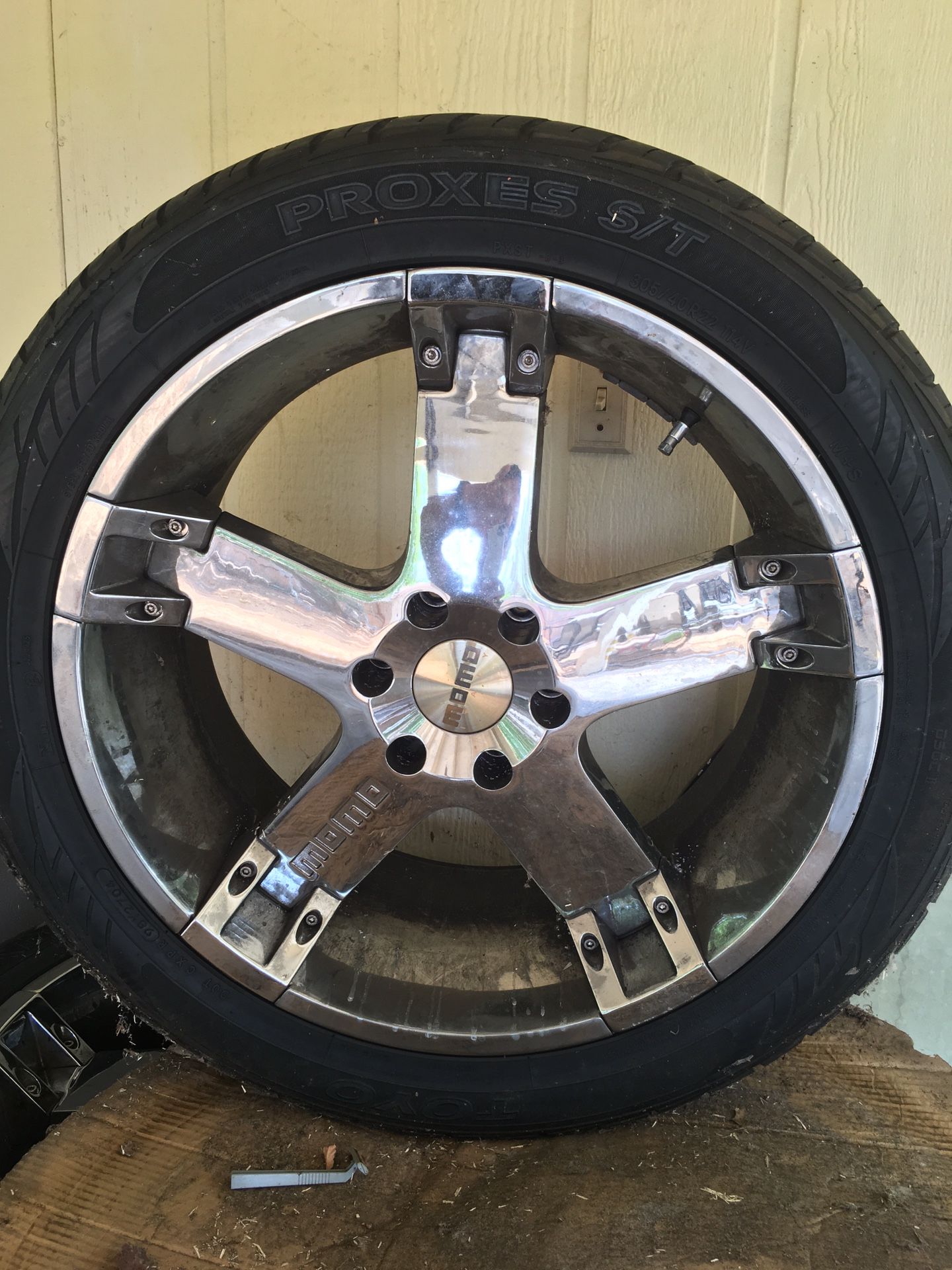 MOMO STORM chrome 22 inch rims w/tires