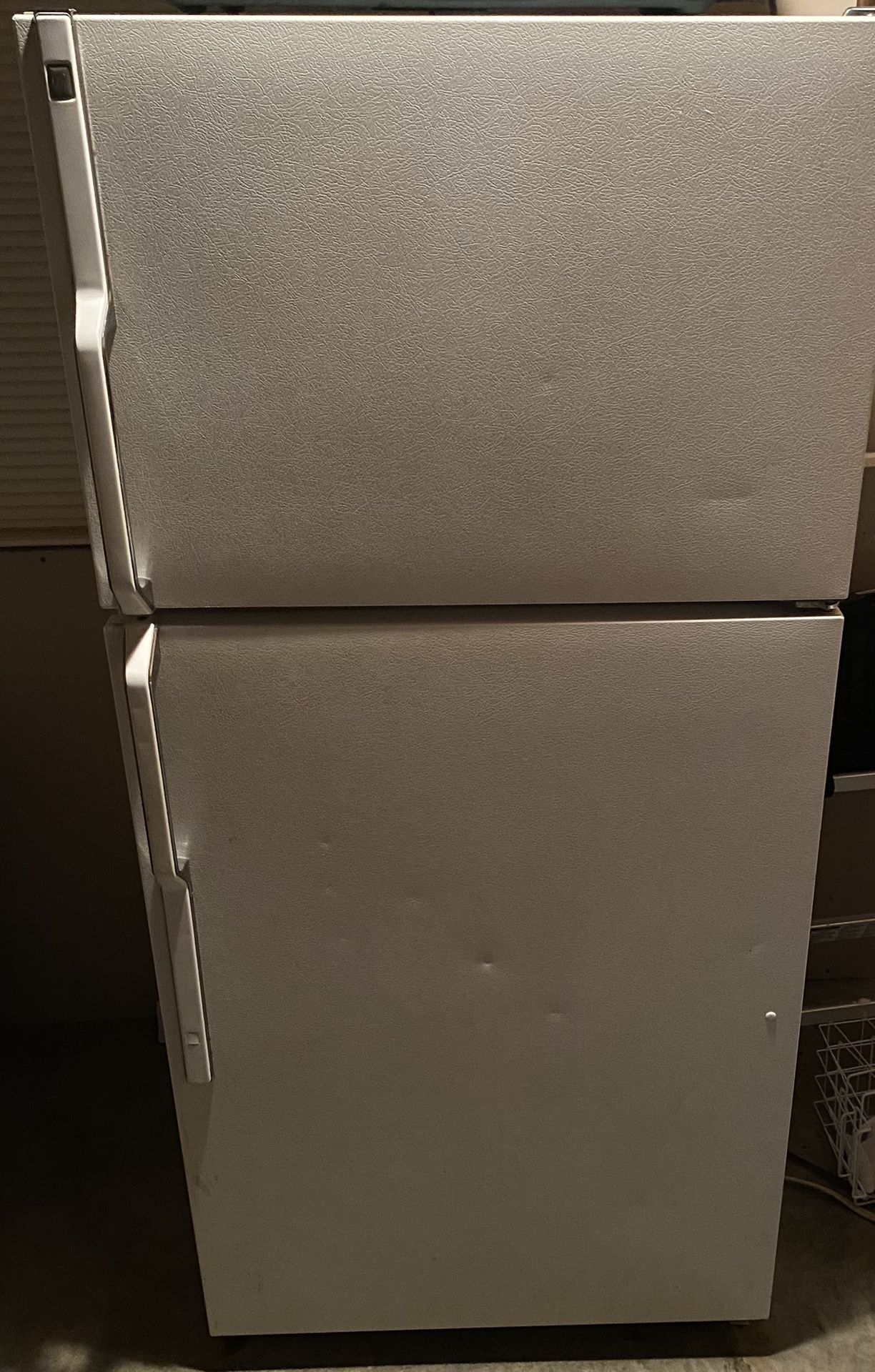 GE 21.9 cu ft top freezer/refrigerator