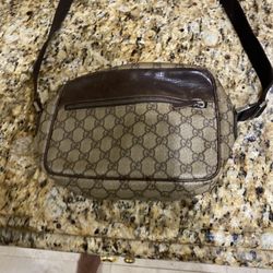 Gucci GG Supreme Monogram Crossbody 
