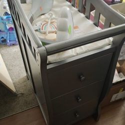 Mini Crib Plus Changer/Drawers 