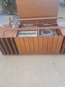 Mid-century modern stereo counsel with broken legs that can be repaired