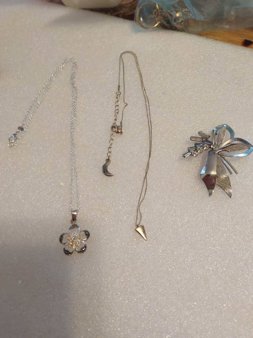 1 Brooch 2 Necklaces