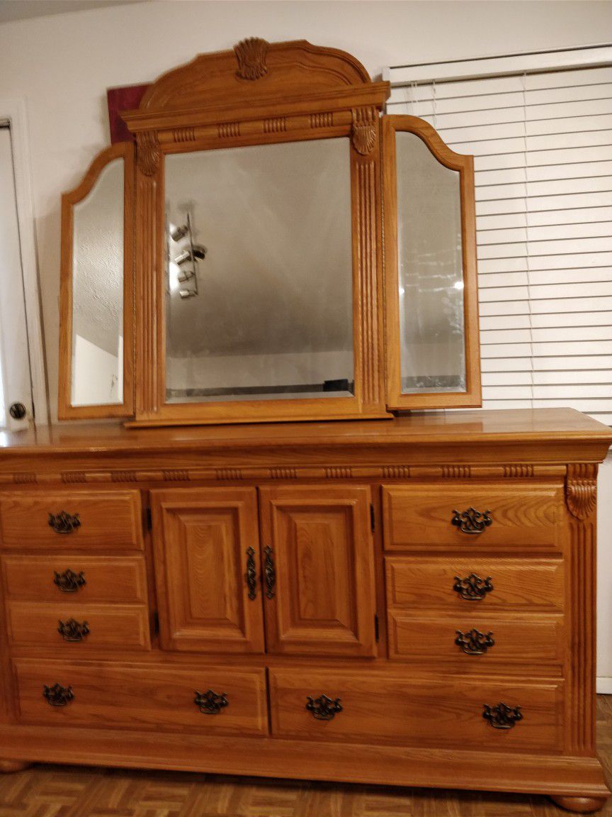 Like new modern solid wood dresser/buffet/TV stand with big mirror in very good condition, let me know if you like more pictures L70.5"*W19.5"*H38.5"