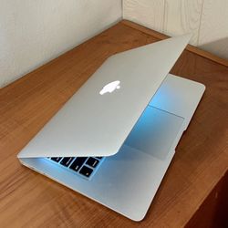 Apple MacBook Air 13” I5/8GB/256GB SSD $180