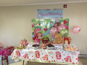 Strawberry shortcake party decoration