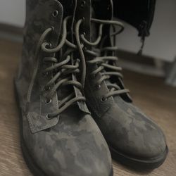 Women’s Camo combat Boots Size 9