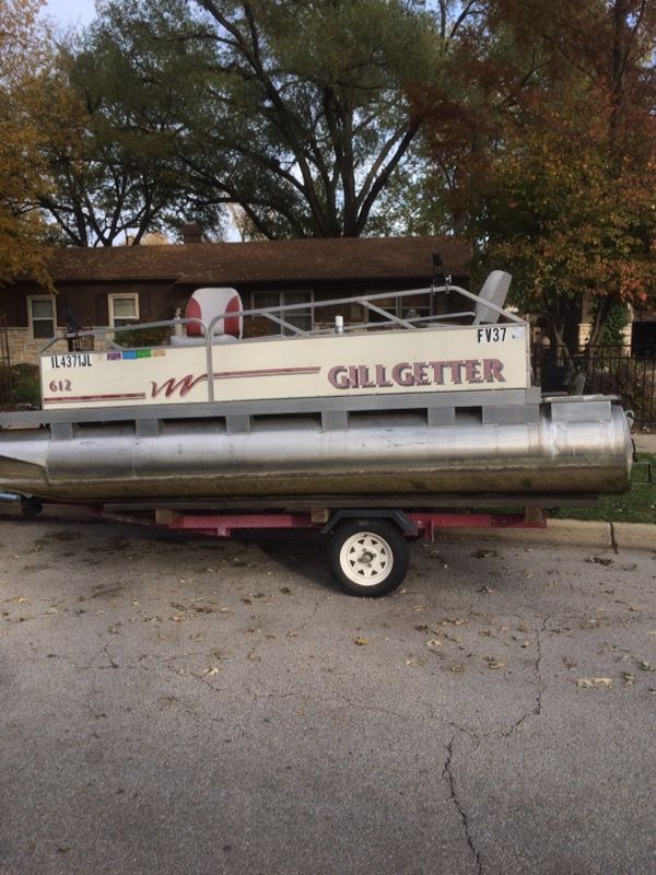 15 foot pontoon boat comes with trolling motor and battery and trailer in good condition