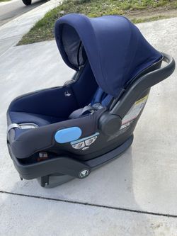 Uppababy Mesa Car Seat with base 