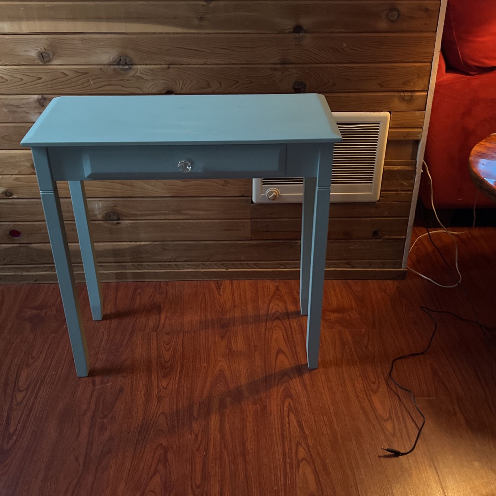 Small Vintage Side Tanle