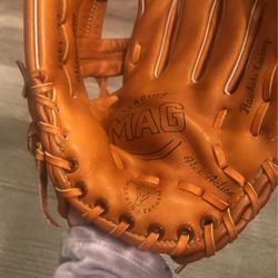 Glove RHT By Leaguer Mag  LL-1497 