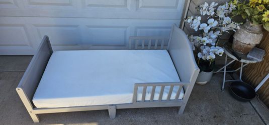 ** Beatiful Wooden Toddler Bed with Memory foam mattress **