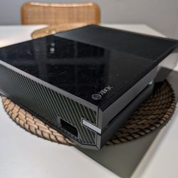 Xbox One with Disc Drive, Kinect, Controllers, TV Remote, all cables, everything works perfect 