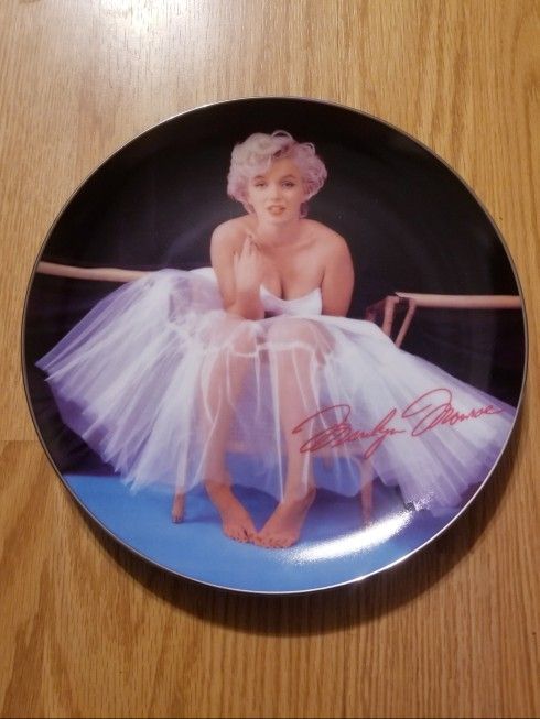 Forever Marilyn monroe Plate..By Bradbury Stamped Collectable..Brand New!