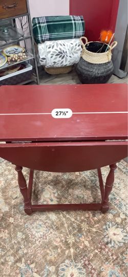 Cute end table with two side leaves and one drawer