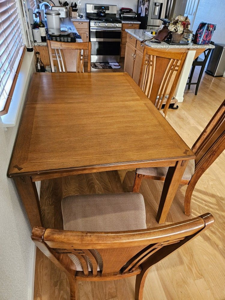 Nice Dining Room Table  4 Chairs  With 20in Leaf    