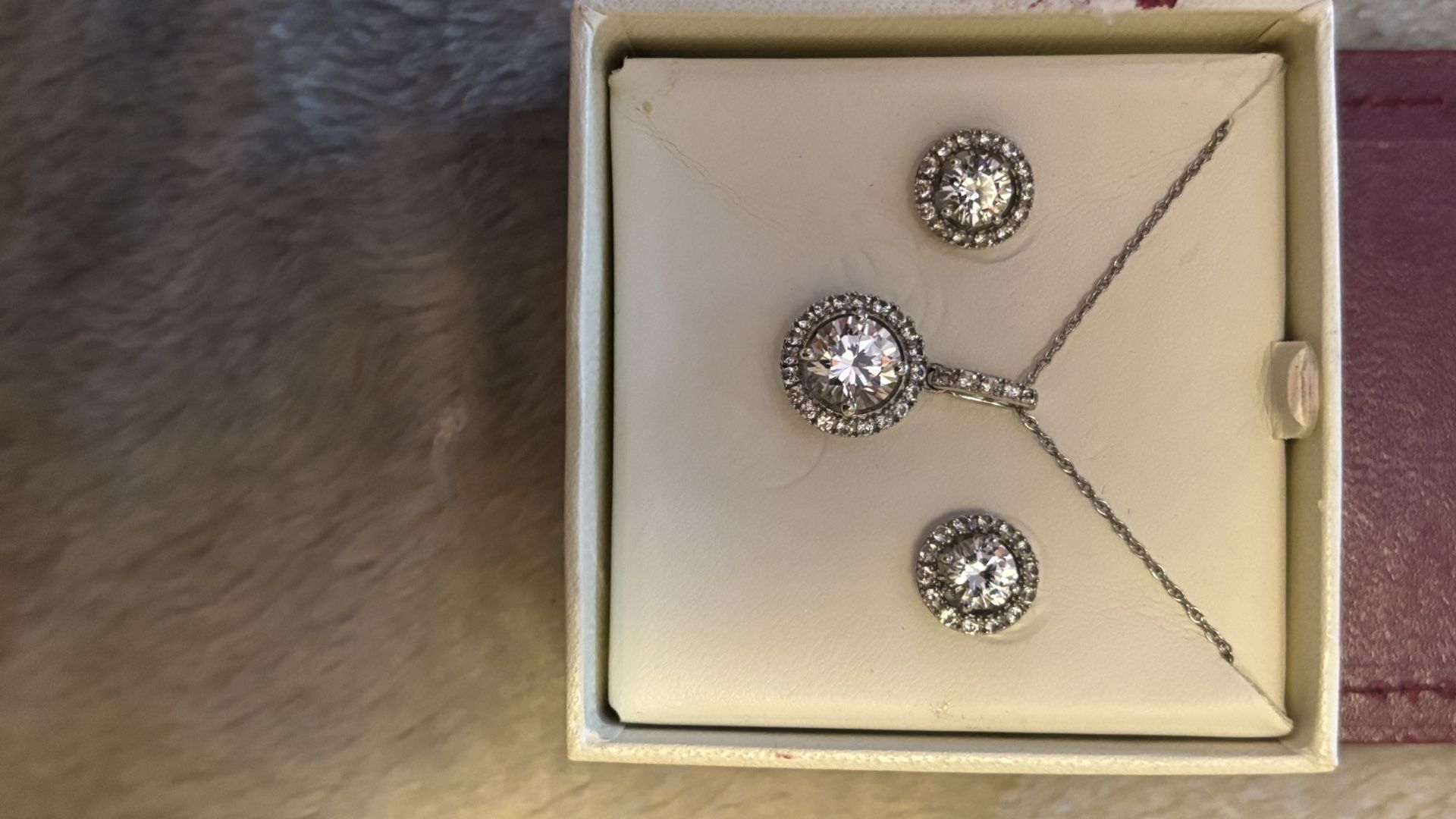 Hellberg Diamonds Earring Necklace Set