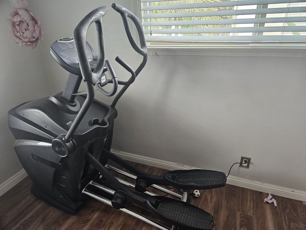 Octane Q45 Elliptical Machine