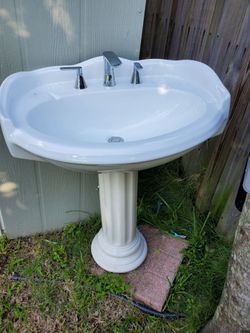 Pedestal sink