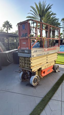 JLG 2630 ES scissor lift 26 ft high