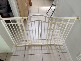 Baby pet gate