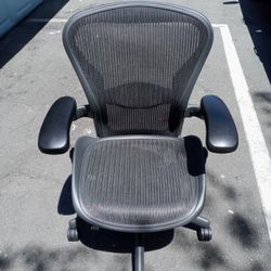 HERMAN MILLER AERON CHAIRS SIZE B