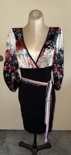 Brand new women’s BB floral body con dress + sash  (size large)